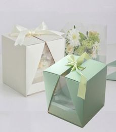 Boîte en papier portable pliante en PVC transparent avec fenêtre carrée en V avec ruban surprise boîte à fleurs rose arrangement de bouquet gif18077852 européen