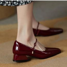Sapatos de couro Squaretoe vermelho preto Mary Janes mulheres boca rasa casual salto grosso salto baixo 240110