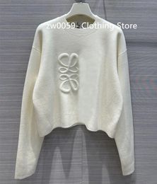 SS Nuevo suéter de marca para mujer Tendencia de otoño Top de manga larga Abrigo de jersey ajustado de gama alta Suéter de punto fino blanco para mujer Suéter de diseñador con logotipo bordado en 3D