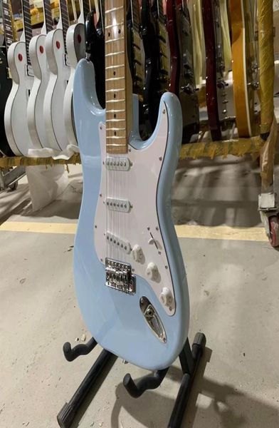St guitare électrique ciel couleur bleu érable touche à pickguard blanc chromé chromé de haute qualité7783481