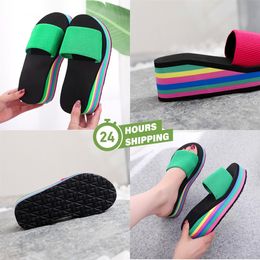 STA Designer Slippers Women's Summer Talons d'été Sandales multicolores Sandales de qualité Slippers imprimées Platform imperméable Slippers BEACH Fashion Slippers Gai