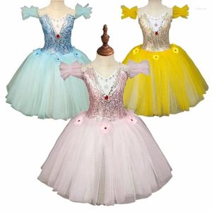 Scène porte une robe de ballet pour enfants mignonnes vêtements de performance jupe à paillettes moelleux le titulaire de la danse des filles