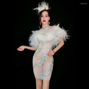 Stage Wear Élégant Plume Blanche De L'épaule Robe Courte Strass Scintillants Anniversaire Célébrer Prom Party Robes De Nuit Costume