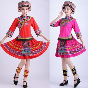 Stage Draag vrouwelijke miao kostuums etnische geborduurde bloemenkledingprestaties voor zangers hmong folkdancing jurk