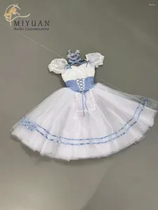 Giselle ne peut pas garder la longue robe en gaze de sa fille fermière adaptée au concours de spectacle bleu et blanc pour enfants adultes