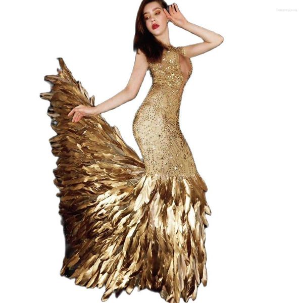Stage Wear Glisten Gold Incrusté de diamants Robe transparente sans manches femmes robes élastiques serrées Costumes longues plumes traînant