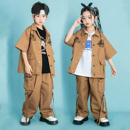 Abbigliamento da palcoscenico Costumi di danza hip-hop per bambini Abiti Kpop allentati cachi Ragazze Performance di jazz T-Stage Abbigliamento Ragazzi Street DQS12630