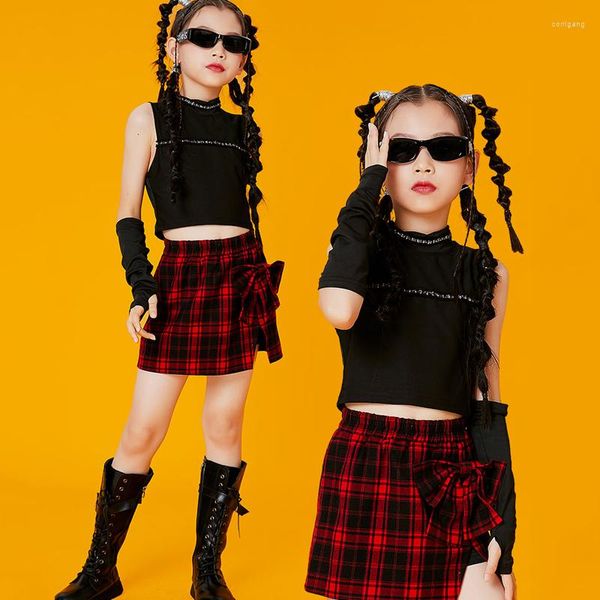 Desgaste de la etapa Trajes de baile de jazz Chaleco negro Falda a cuadros roja Trajes de Kpop para niñas Grupo Salón Hip Hop Rendimiento DQS10774