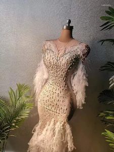 Desgaste de la etapa Fiesta de graduación Vestidos de cumpleaños Diamantes brillantes Plumas blancas Elegante vestido de noche Cóctel