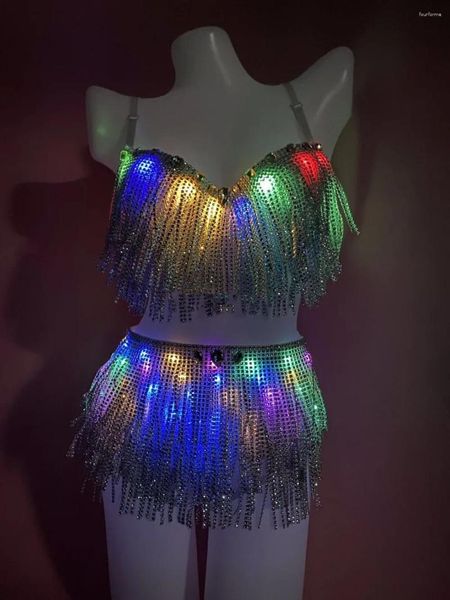Escenario desgaste sexy bar club fiesta rendimiento disfraz flecos plateados sujetador pantalones cortos conjunto de 2 piezas brillante LED borlas pedrería traje de bikini