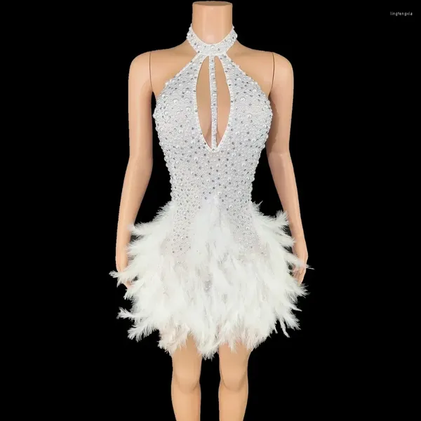 Stage Wear Sexy Strass Perles Halter Dos Nu Court Plumes Blanches Robe Femmes Célébrer Anniversaire Performance Costume De Danse