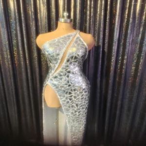 Stage Draag zilveren schouder schouder sexy backless hoge spleet glanzende spiegel pailletten jurk voor vrouwen beroemde feestkledingzanger kosten 249O