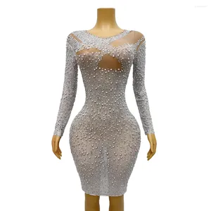 Vêtements de scène argent blanc perles strass Sexy robe transparente soirée anniversaire célébrer tenue voir à travers le Costume Chunbai