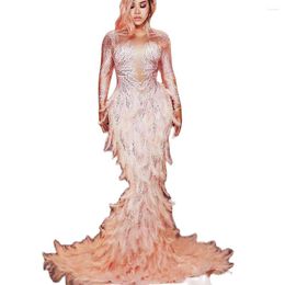 Stage Wear Sparkling Diamonds Pink Feather Long Tailing Dress Femmes Soirée Élégante Mariage Célébrer Prom Party Performance Costume