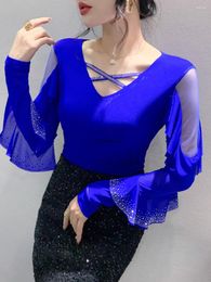 Stage Wear Spring Summert-Shirts Dames V-Neck Ruffleslong Mouw Solid Mesh Elastic Tops Tees Female Fashion Diamonds T-shirt Dance Rok