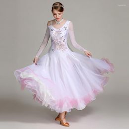 Stage Wear White Ballroom Dance Competition Dress Standard Femmes Costumes de performance modernes Manches longues Big Swing Waltz Dancing Clothes