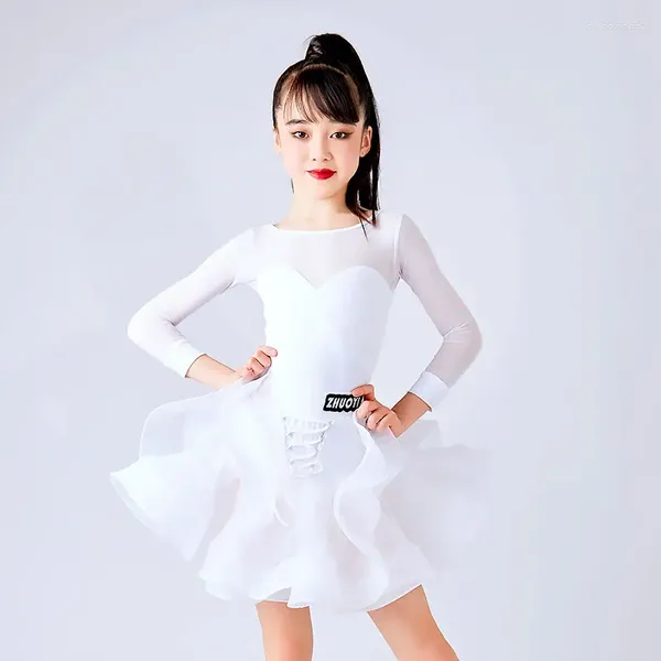 Portez une robe de danse latine blanche pour les filles manches longues en maille tutu jupe de bal de la salle de bal.