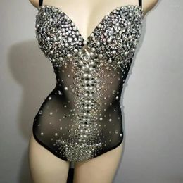 Stage Wear Femmes Chanteur Performance Costume Luxueux Pierres précieuses Perles Robe Sexy Col V Perspective Maille Rayé Cristaux Body