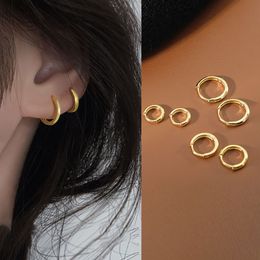 1 par de pendientes de aro Huggie minimalistas de acero inoxidable para mujer, círculo redondo pequeño de Color dorado, pendiente de roca Punk Unisex de 6/8/10mm