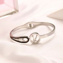 Bracelets de bijoux de canal en acier inoxydable concepteur pour femmes bracelet d'amour en or bracelet de créateur femmes bijoux lettre bracelet à ongles bracelet à armure coulissante ne se décolore pas