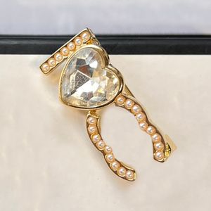 Broche de créateur en acier inoxydable, épingles en forme de cœur, broche en argent pour femmes, marque de vêtements, épingle de costume, incrustation de bijoux en cristal, épingle de perle, cadeau de mariage, accessoire d'amour de fête