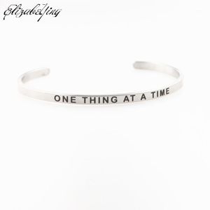 Roestvrij staal gegraveerd één ding tegelijk armbanden inspirerende positieve quote manchet mantra armbanden voor dames bangle