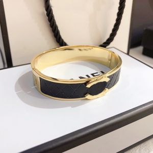 Bracelets de bracelet en or en acier inoxydable femmes concepteur Double couche Structure lettre bijoux cadeau Bracelets Bracelet pour hommes