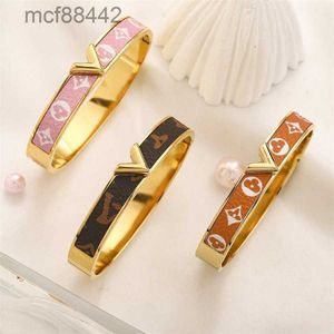 Bracelets en cuir en cuir doré en acier inoxydable Femmes Femme de luxe Designer Pink Lettre bijoux cadeau Bracelet pour hommes Bracelet