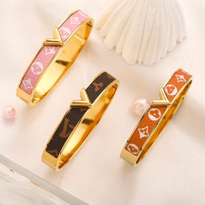 Brazalete de cuero dorado de acero inoxidable, pulseras de diseñador de lujo para mujer, joyería con letras rosas, brazaletes de regalo, colgante de pulsera para hombre