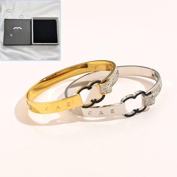 Diseño de brazalete de lujo chapado en oro de acero inoxidable para mujer Brazalete boutique Pulsera de joyería con dijes chapado en oro de alta calidad nuevo Brazalete de regalo de viaje de cumpleaños con caja