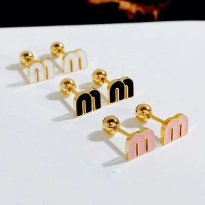 Carta de acero inoxidable M Pendientes de diseñadores de lujo para mujeres Joyas de marca de moda delicado lindo té de arete de aretes accesorios de orejas