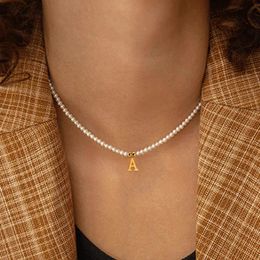 Lettres en acier inoxydable Collier de pendentif initial Nom de bricolage Colliers de perles de perles simulées pour femmes Pearl Womans Choker Jewelry 240403