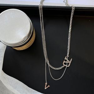 Collier de charme plaqué argent en acier inoxydable Collier pendentif de créateur classique avec logo de marque correct Mode Femmes Nouveau Collier cadeau d'amour