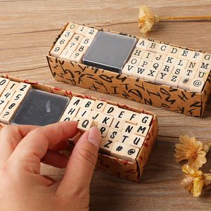 Postzegels 40 pcsset Vintage Houten Rubber Alfabet met Zwarte Inkt Pad DIY Planner Scrapbook Craft Letter Nummer Symbool Stempel Geschenken 230705