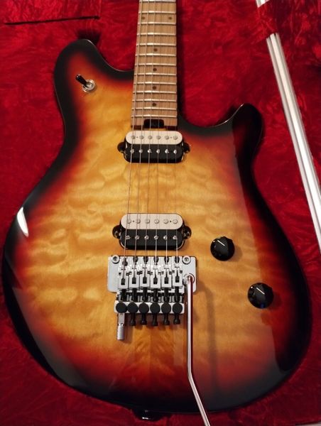 Guitarra Sunburst estándar de 3 tonos como la misma guitarra eléctrica de las imágenes.