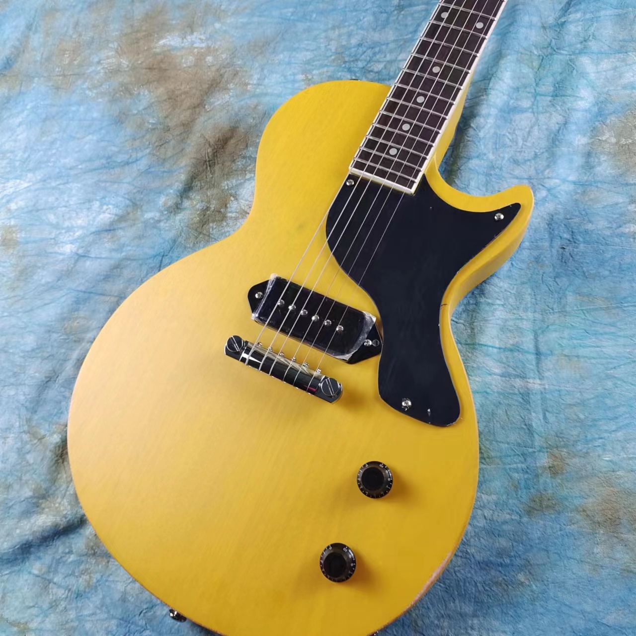 Guitarra eléctrica estándar hecha de caoba, cuerpo antiguo amarillo TV y botón de piano vintage, pastilla P90 disponible