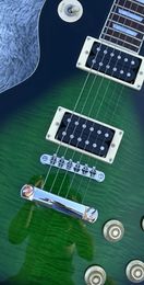 Guitarra eléctrica estándar, color degradado con patrón de tigre verde pitón, firma, afinador retro verde, paquete de rayos