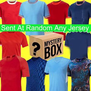 Standaard Mystery Boxen Voetbalshirts Cadeaus voor Fan HEREN DAMES EN KINDEREN WILLEKEURIG GESELECTEERDE VOETBALTOPS UIT ELK CLUBLAND OF SEIZOEN TER WERELD