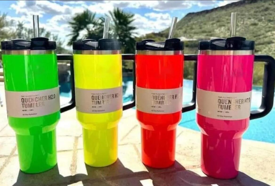 Schiff von USA Electric Pink 40 Unzen Becher Yellow Orange Neongrün -Quencher H2.0 Tumblers Tassen mit Griffdeckel und Stroh Winter Pink Pink Autos GG0419