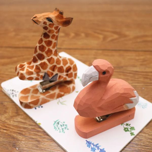 Grapler lindo creative a mano tamburaje de madera 3d animal de flamingo mini grapador de madera envía una decoración de escritorio de aprendizaje de la oficina