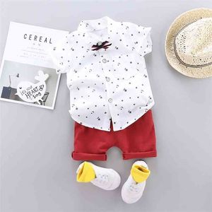 Star Print Bébé Boy Boy Gentleman Tenue costume Tourné à manches courtes Toddler Trace Tops + Short rouge Summer Kids Set pour 0-4Y121 210326