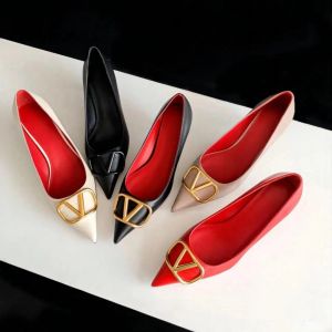 Chaussures plates de styliste à bout pointu pour femmes, chaussures classiques en métal, boucle en V, couleur chair, noir, rouge, mat, plates fines, 35-44