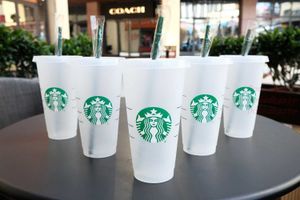 Taza de Starbucks 24 oz Vasos transparentes que cambian de color Taza de plástico mágica para beber con tapa y paja Colores de caramelo Taza de café mágica Personalizada 0UIC