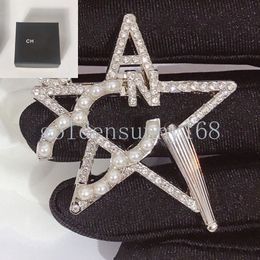 Sterren broches Vogue Men Dames Designer Brand Letter Broche 18k Gold Inlay Crystal Rhinestone Pearl Jewelry Broche Broche Pins Marry Christmas Party Gift With Box