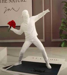 Statues Sculptures Banksy Flower Resin Thrower Statue Bomber Home Decoration Accessoires Ornements modernes Figurine Collectibles 2101200174