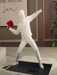 Statues Sculptures Banksy Flower Resin Thrower Statue Bomber Home Decoration Accessoires Ornements modernes Figurine Collectibles 2104510619