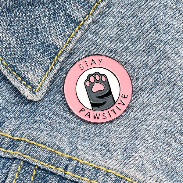 Stay Pawsitive, broches de vaquero de dibujos animados con pata de gato rosa, alfileres esmaltados de Metal para mujer, insignia, accesorios de broche de pinos