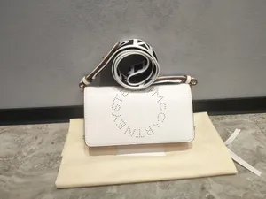 Stella McCartney Bolso de hombro para mujer 7A Moda de cuero de vaca con logotipo perforado Apertura de solapa Bolso de hombro de lona de punto de alta capacidad Bolso bandolera 2028