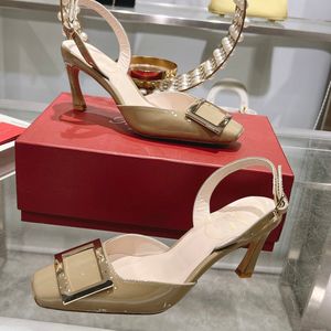 Designersandalen voor dames Golden Glamour: crèmekleurige hakken versierd met luxe gouden accenten Stap in weelde