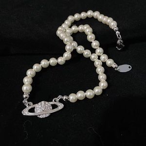 Sterling Sier Pearl Saturn Saturn Dames kettingontwerper Jewlry Accessoire Mini Bas Relief Choker White Crystals Inch Lenth Chain VVS beroemde Jelwelry